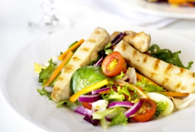 Salată de pui cu sos sriracha și busuioc